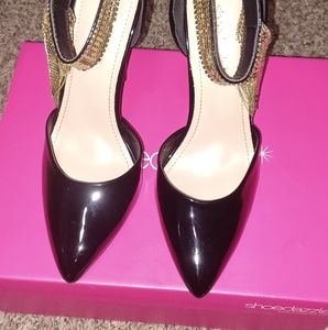 Shoe Dazzle closed toe black heel pumps